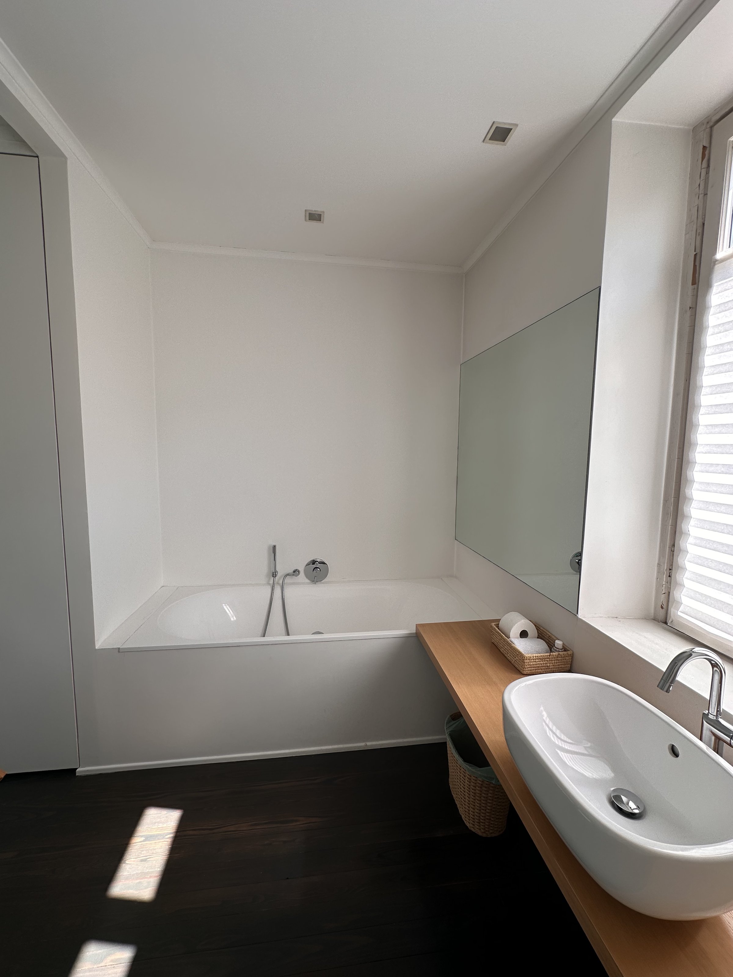 Seconde salle de bain avec baignoire