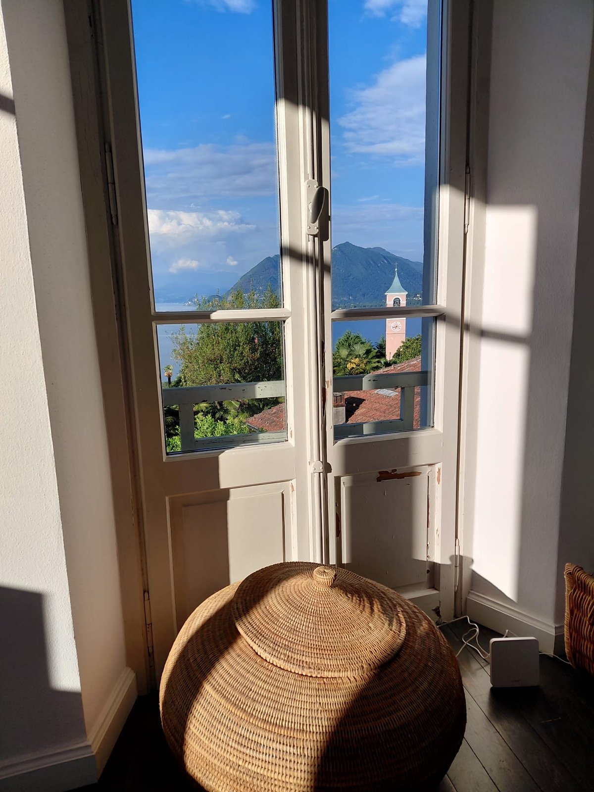 Portes-fenêtres du balcon avec vue sur le lac