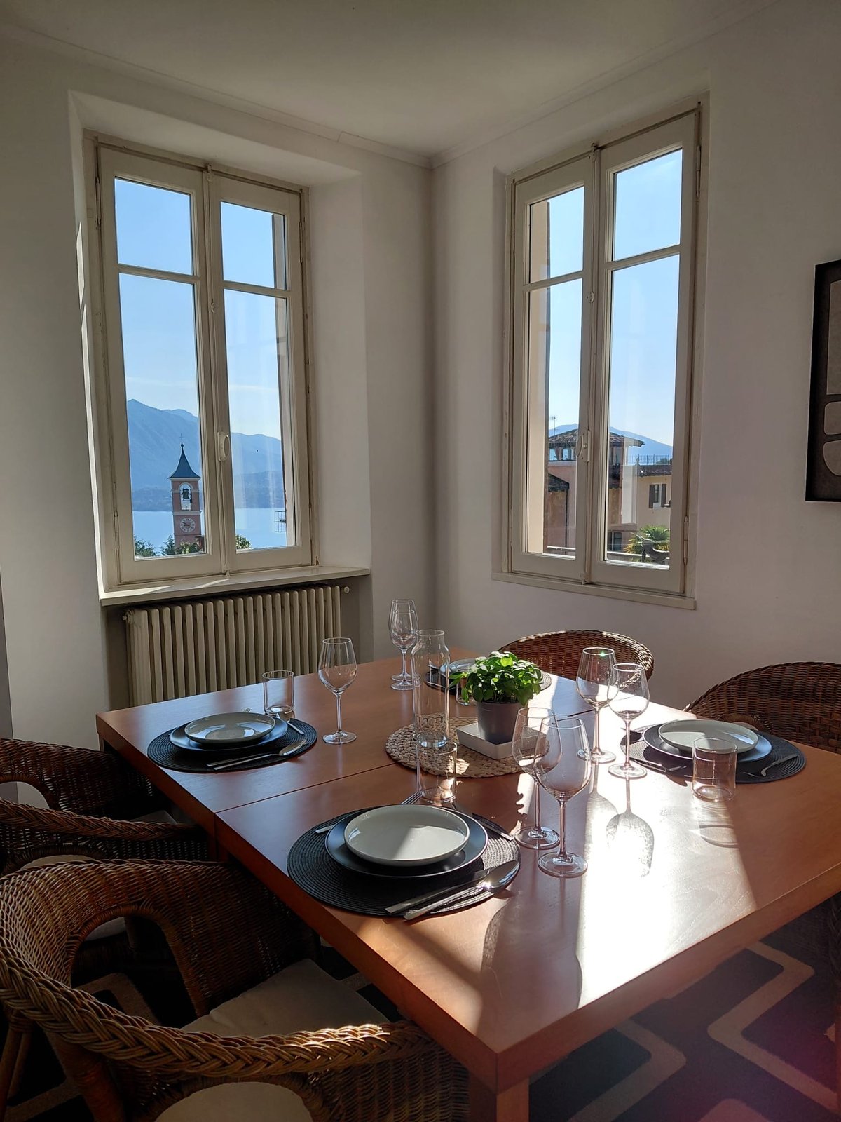 Table dressée avec vue sur le lac et le clocher