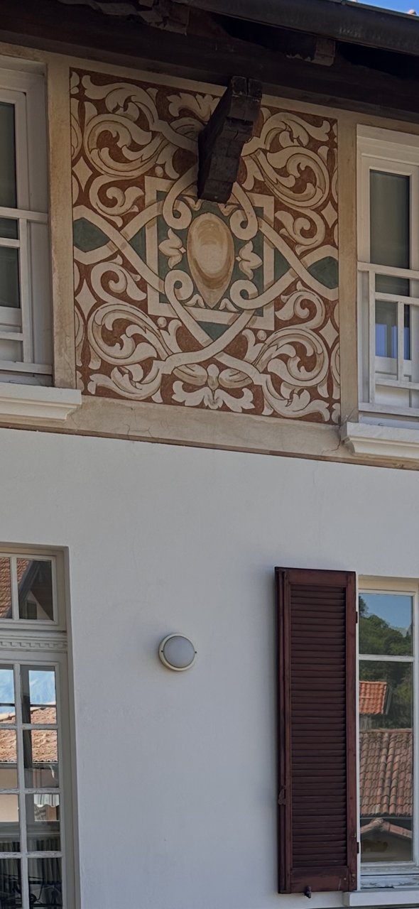 Frise en sgraffite sous la corniche