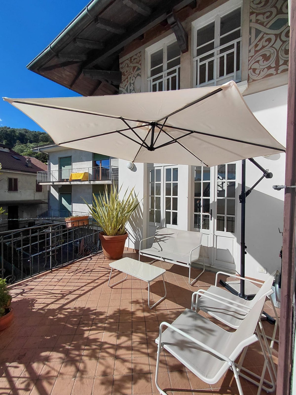 Terrasse avec salon de jardin et parasol